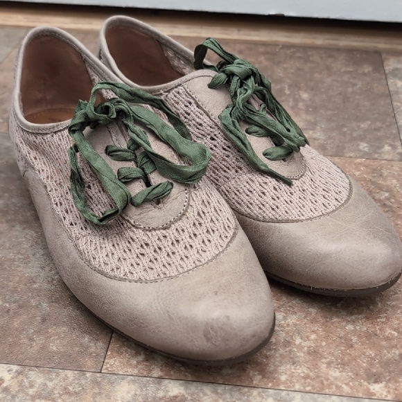 NAYA  Elegant Women's Lace-Up Flats in Taupe and Green Size 10 - Picture 1 of 8